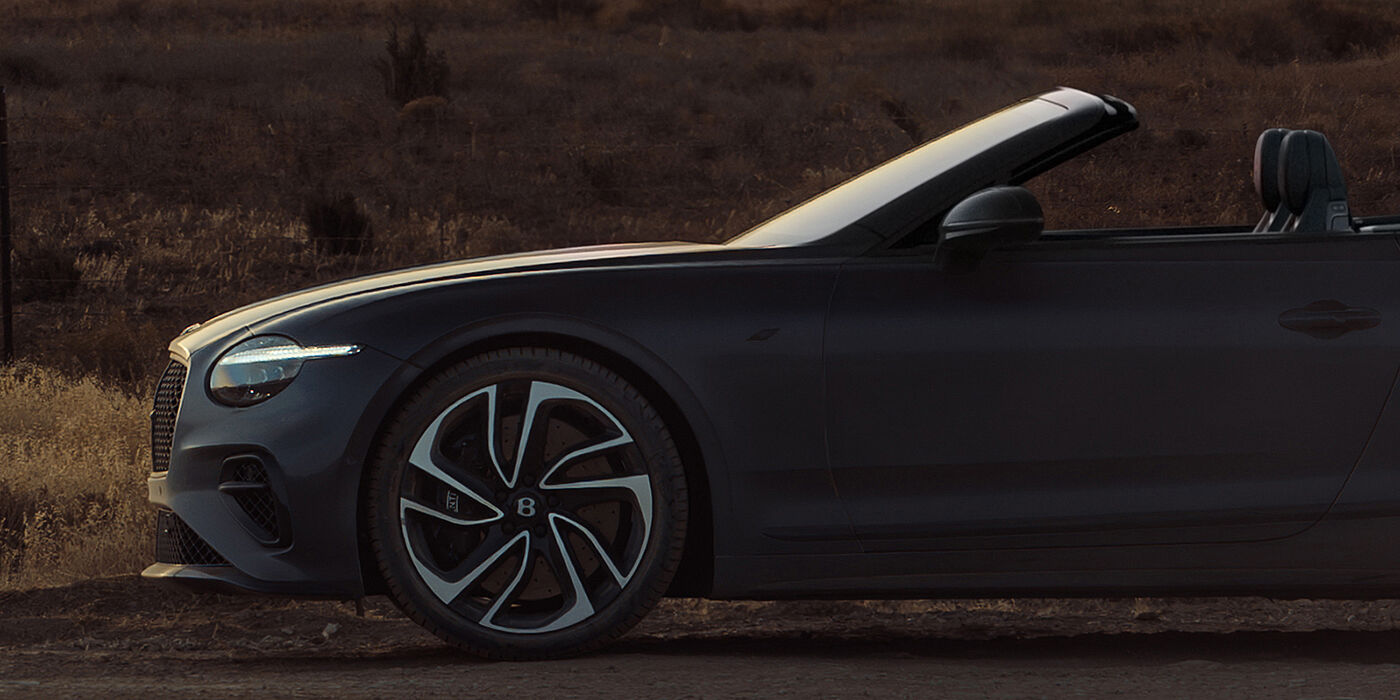 Bach Premium Cars GmbH Bentley Continental GTC S Cabrio in Thunder Blue Lackierung, Profilansicht bei Sonnenuntergang