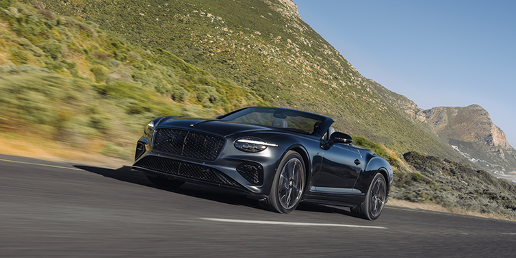 Bach Premium Cars GmbH Bentley Continental GTC S Cabrio in Thunder Lackierung, 3/4-Ansicht von vorne, fahrend auf Bergstraße